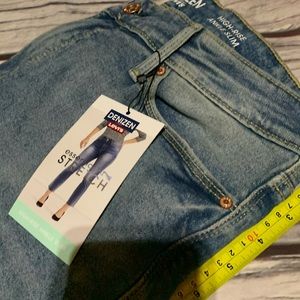 NWT: Levi’s Essential Stretch Jeans